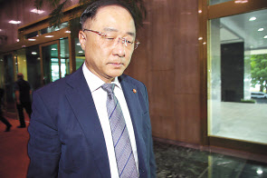 일본이 화이트리스트 에서 한국을 제외하는 수출무역관리령 정령(시행령) 개정안을 2일 오전 각의 에서 처리한 가운데 홍남기 경제부총리 겸 기획재정부 장관이 굳은 표정으로 서울 세종로 정부서울청사로 들어서고 있다. [연합]