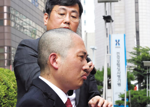 대한의사협회 최대집 회장이 지난 6월28일 건강보험정책심의회가 열린 서울 서초고 건강보험심사평가원 앞에서 건강보험종합계획 철회 등을 촉구하는 기자회견을 마친 후 삭발하고 있다. [SBS 방송화면 캡처, 연합]
