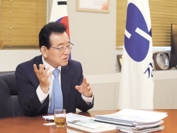 정 구청장은 구청과 주민센터에 소통함 ‘순균C에게 바란다’를 설치해 민원을 듣고, 민원회신 중간 보고제 등 구정 현안을 수시로 소통하는 관계망 구축에도 힘쓰고 있다.[강남구 제공]