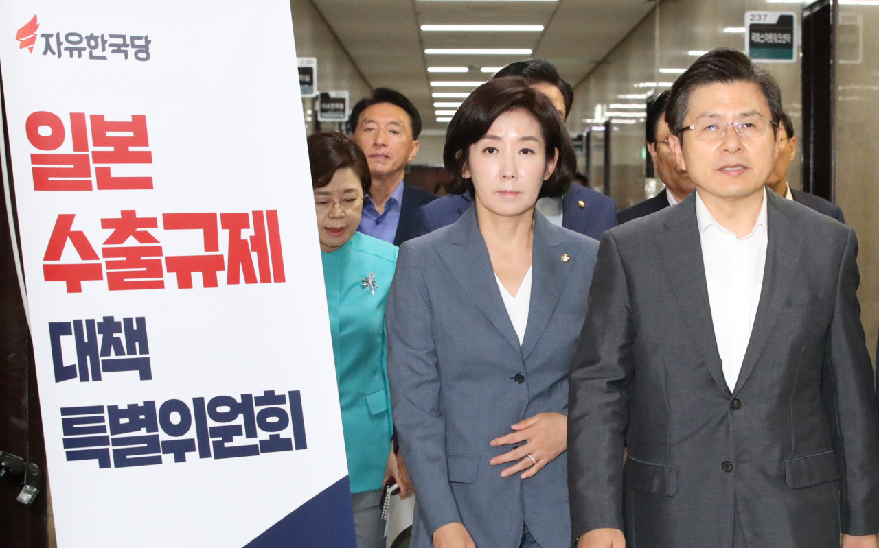황교안 자유한국당 대표와 나경원 원내대표가 2일 국회에서 열린 일본수출규제대책특위 긴급회의에 들어서고 있다. [연합]