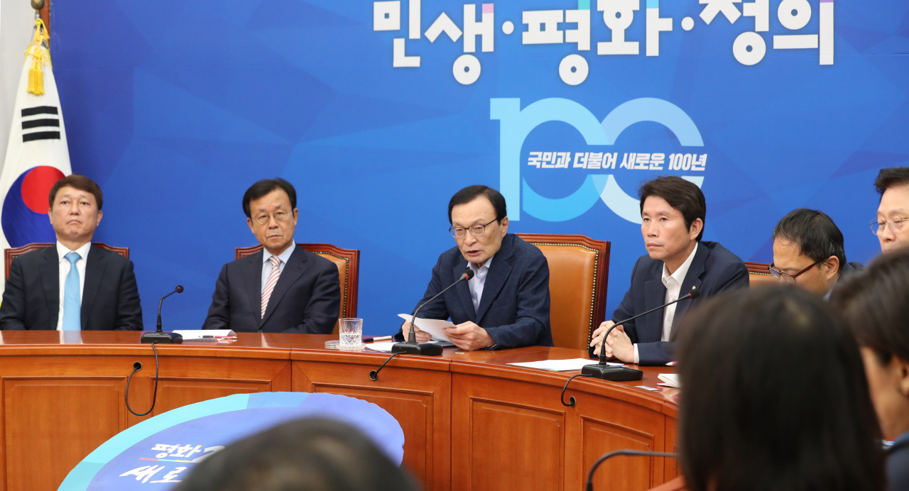 더불어민주당 이해찬 대표가 2일 오전 국회에서 열린 일본 경제 침략 관련 비상 대책 연석회의에서 발언하고 있다. 연합뉴스