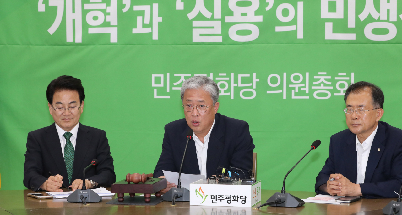 민주평화당 유성엽 원내대표가 2일 오전 국회에서 열린 긴급의원총회에서 발언하고 있다. 연합뉴스