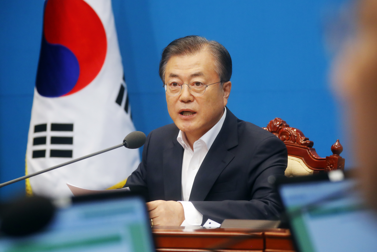 문재인 대통령이 2일 오후 청와대에서 일본의 추가 경제 보복 조치에 대한 대응방안을 논의하기 위해 열린 임시 국무회의를 주재하고 있다. [연합]