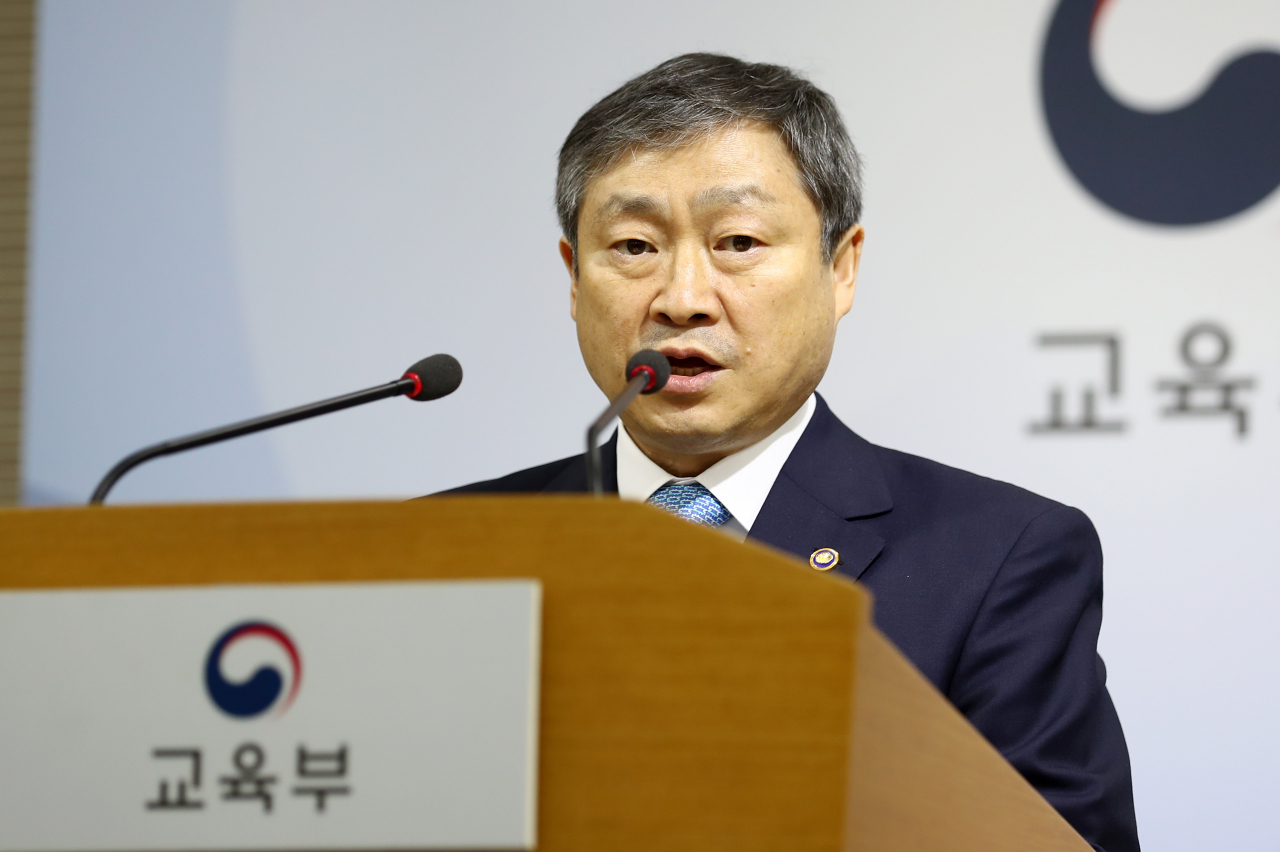 박백범 교육부 차관이 2일 오후 세종시 정부세종청사 교육부에서 서울·부산지역 자사고 지정취소 결과를 발표하고 있다. [연합]