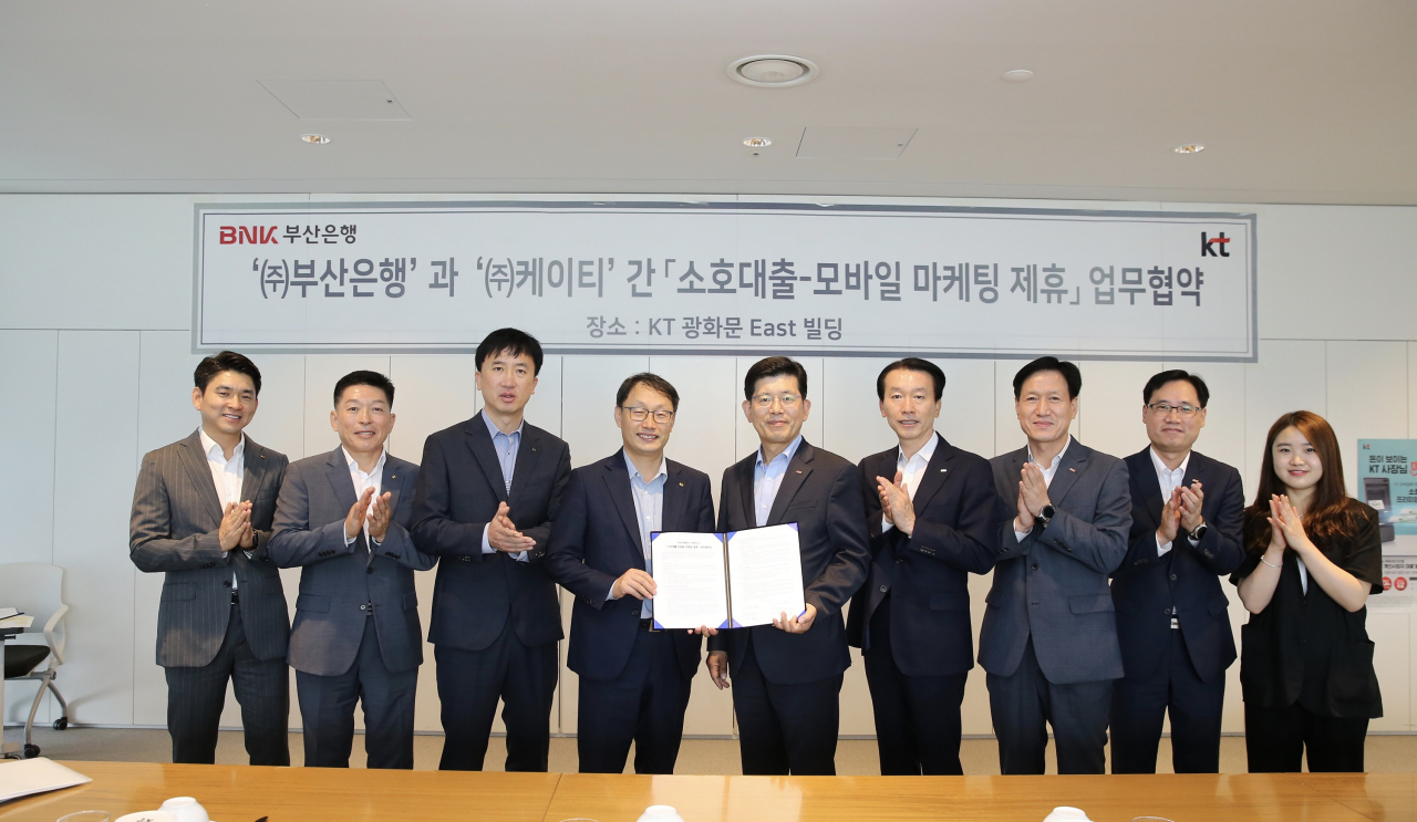 BNK부산은행(은행장 빈대인)은 2일 KT 서울 광화문 본사에서 KT와 ‘소호대출·모바일 마케팅 업무협약’을 체결했다.(사진 중앙 오른쪽부터 부산은행 빈대인 은행장, 왼쪽 KT Customer&Media부문장 구현모 사장)