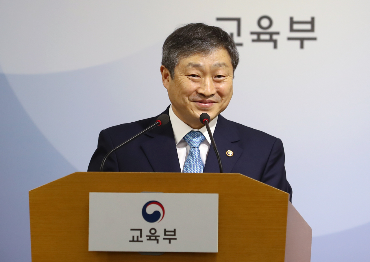 박백범 교육부 차관이 2일 오후 세종시 정부세종청사 교육부에서 서울·부산지역 자사고 지정취소 결과를 발표한뒤 기자들과 일문일답을 진행하고 있다. [연합]
