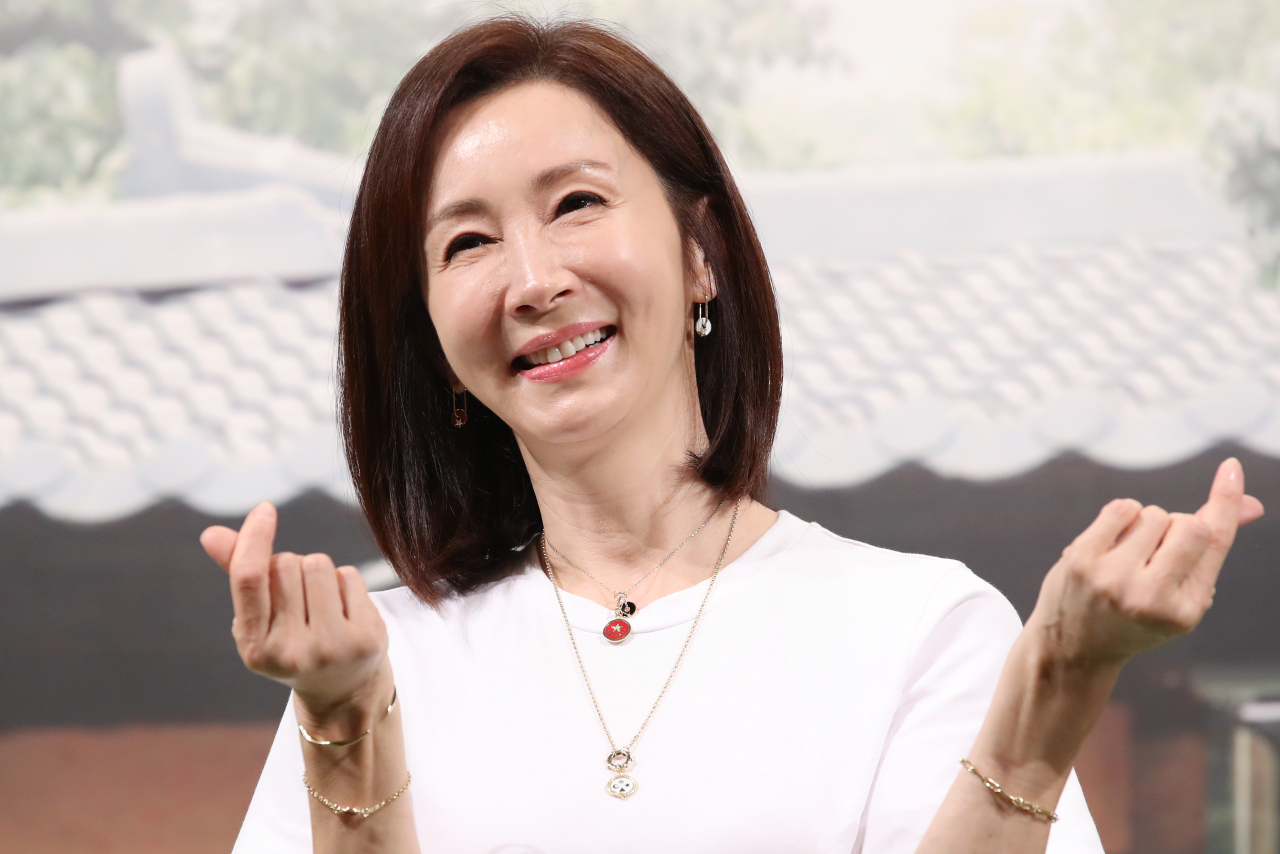 배우 전인화가 2일 오후 서울 강남구 임피리얼팰리스 호텔에서 열린 MBN 새 예능 '자연스럽게' 제작발표회에서 포즈를 취하고 있다. [연합]