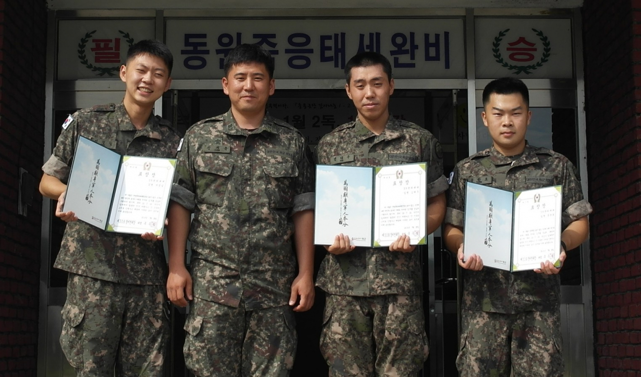 지난달 7번 국도 교통사고 현장에서 환자들을 구조한 육군 8군단 장병들. 왼쪽부터 서정일 상병, 신지훈 상사, 김태우 일병, 윤완호 일병. [육군 8군단 제공]