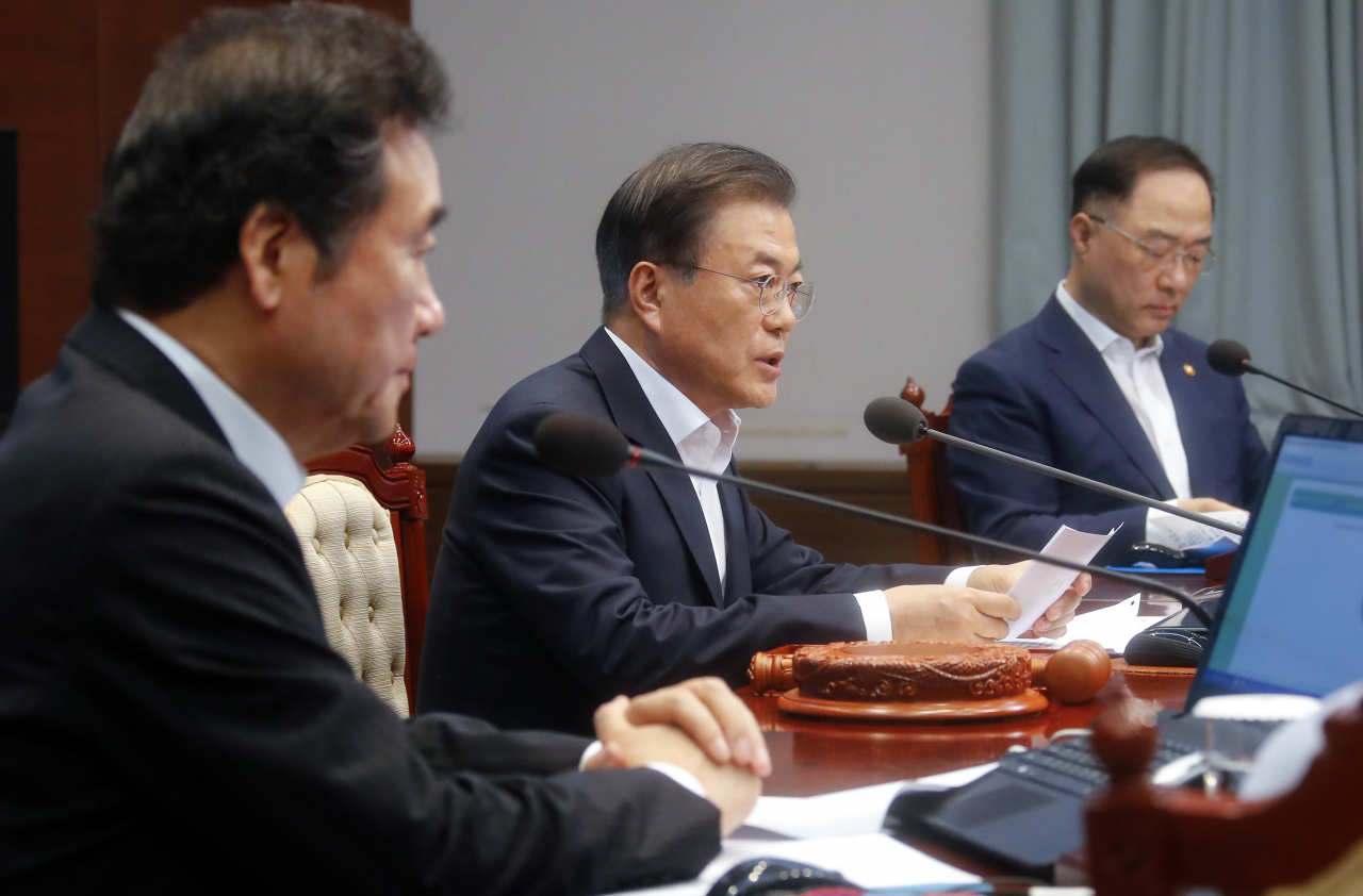 문재인 대통령이 2일 오후 청와대에서 일본의 추가 경제 보복 조치에 대한 대응방안을 논의하기 위해 열린 임시 국무회의에서 발언하고 있다. [연합]