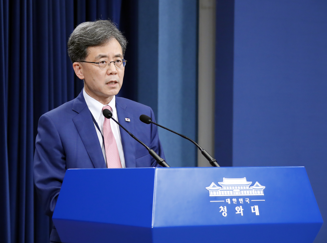 김현종 국가안보실 2차장이 2일 오후 청와대 춘추관 대브리핑룸에서 브리핑을 열고 일본이 이날 오전 각의(국무회의)에서 한국을 '전략물자 수출심사 우대국'(화이트리스트·백색국가)에서 제외한 것과 관련, 입장을 밝히고 있다. [연합]