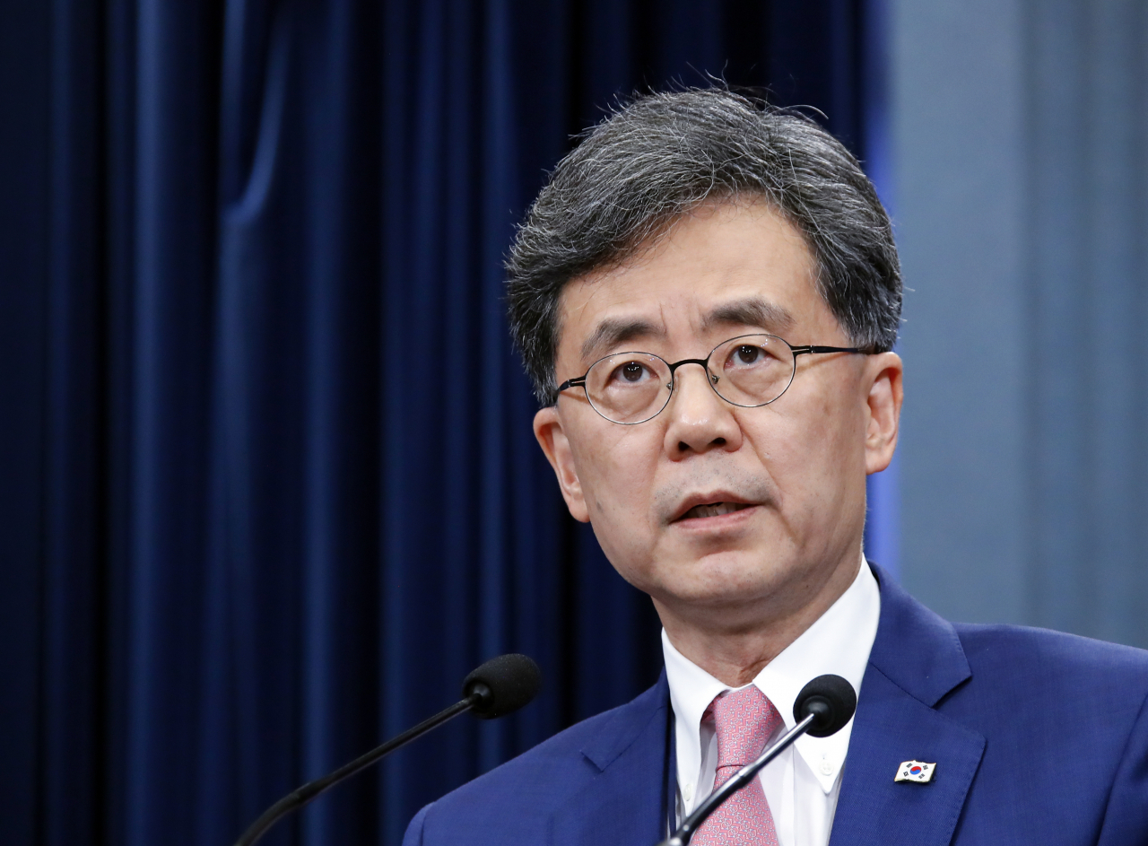 김현종 국가안보실 2차장이 2일 오후 청와대 춘추관 대브리핑룸에서 브리핑을 열고 일본이 이날 오전 각의(국무회의)에서 한국을 '전략물자 수출심사 우대국'(화이트리스트·백색국가)에서 제외한 것과 관련, 입장을 밝히고 있다. [연합]