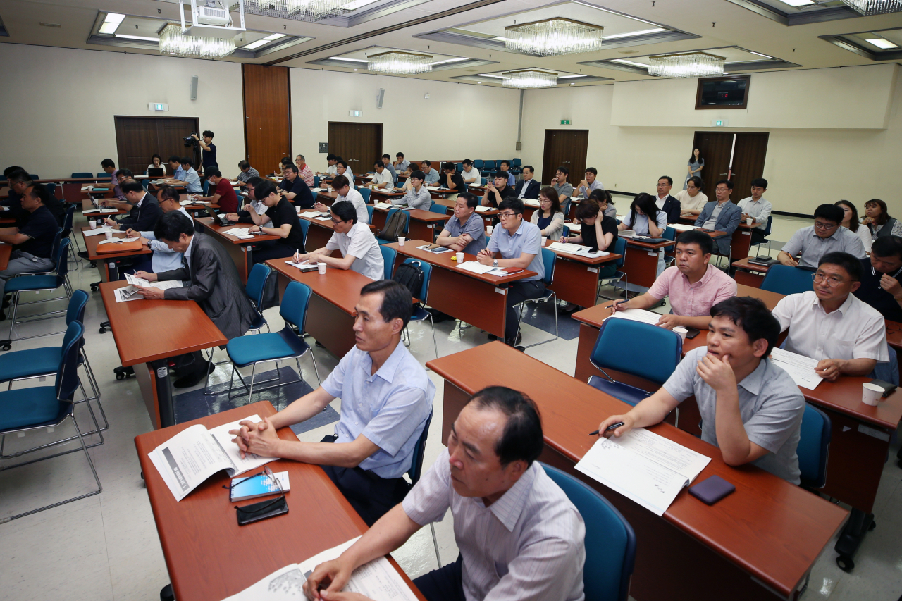 지난 2일 오후 광주 서구 광주상공회의소 대회의실에서 일본 수출규제 관련 기업 대응 설명회가 열리고 있다. 이날 일본 정부는 아베 신조 총리 주재로 각의를 열어 한국을 수출 절차 간소화 혜택을 인정하는 '백색국가'(화이트 리스트) 명단에서 제외하는 수출무역관리령 개정안을 의결했다. [연합]