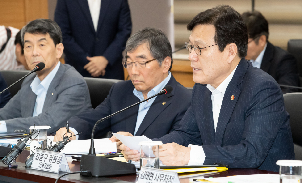 최종구 금융위원장(오른쪽)이 3일 '일본 수출규제 대응 간담회'를 열고 발언하고 있다. 윤석헌 금융감독원장(가운데), 이동걸 산업은행 회장(왼쪽) 등 금융당국과 정책금융기관장들이 전원 참석해 머리를 맞댔다. [금융위 제공]
