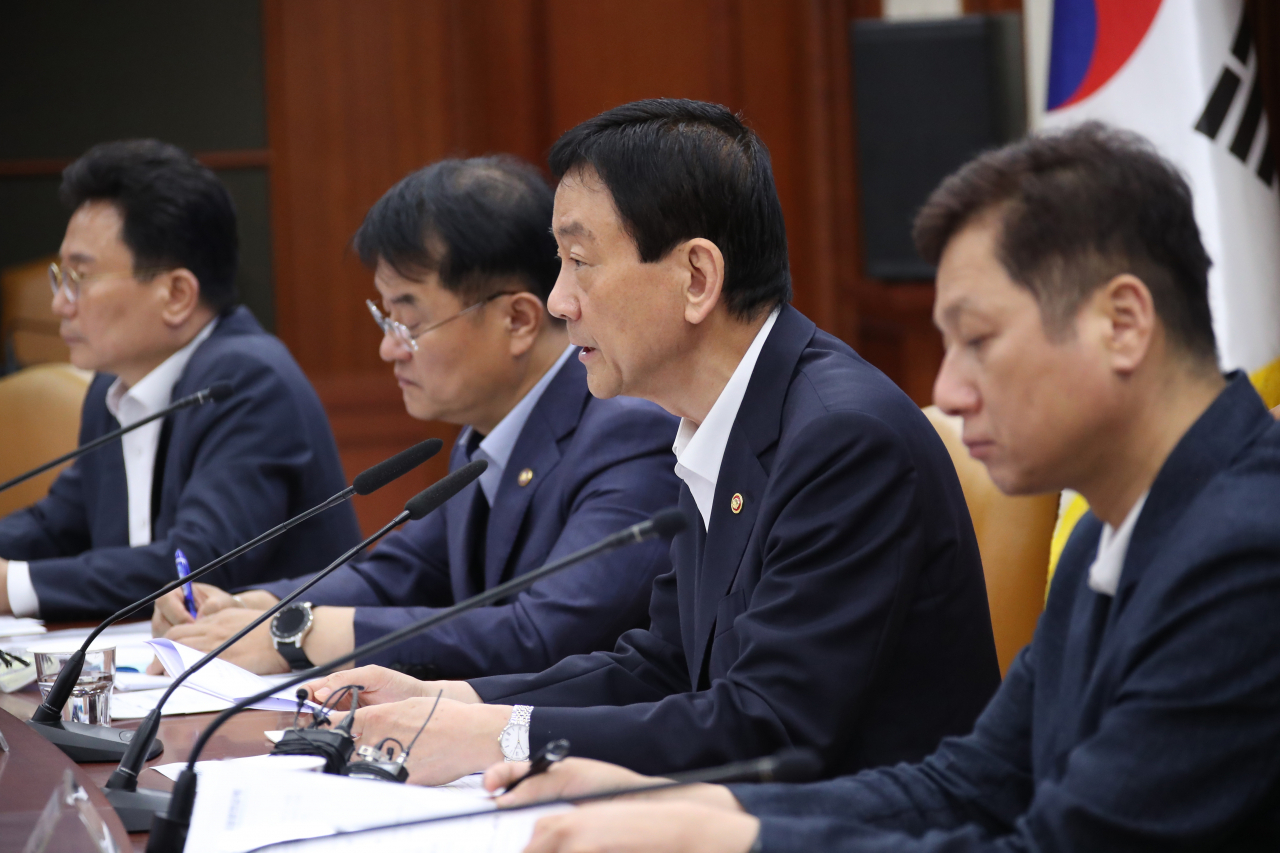 진영 행정안전부 장관 주재로 3일 오전 정부서울청사에서 관계부처와 17개 시·도 부단체장이 참석한 가운데 열린 ‘비상 외교-경제 상황 지방대책 회의'에서 일본 정부가 한국을 전략물자 수출심사 우대국인 '화이트리스트'(백색국가)에서 제외한 것에 대응해 중앙정부와 지방자치단체가 피해기업을 대상으로 지방세 감면 등 세제 혜택과 경영자금 수혈 등 전방위 지원에 나서기로 했다. 연합뉴스