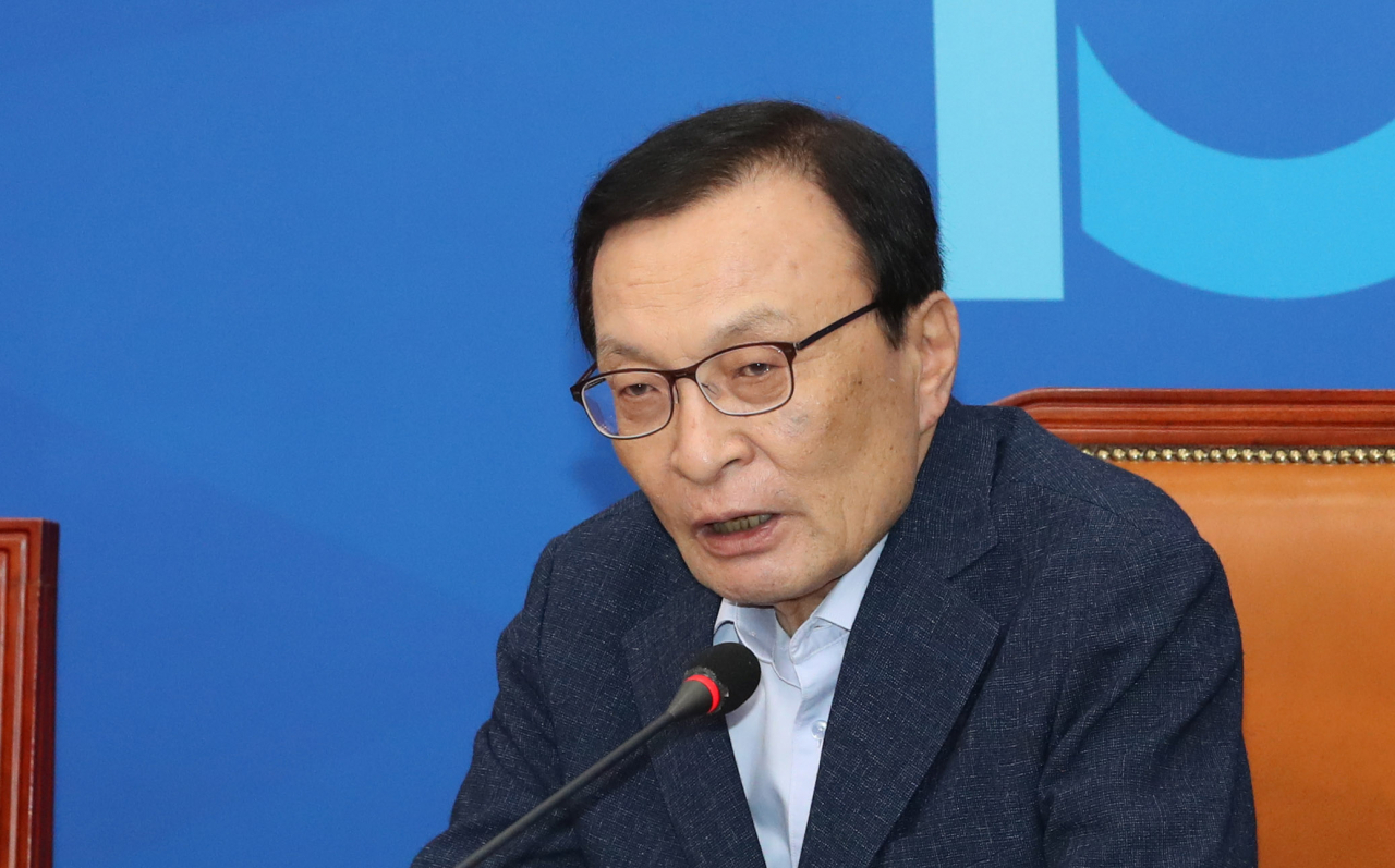 더불어민주당 이해찬 대표가 2일 일본의 화이트리스트 배제에 따른 비상 대책 연석회의 직후 가진 오찬과 관련, 자유한국당과 바른미래당에서 ‘일식집 사케’문제를 제기해 논란이 일고 있다. [연합]