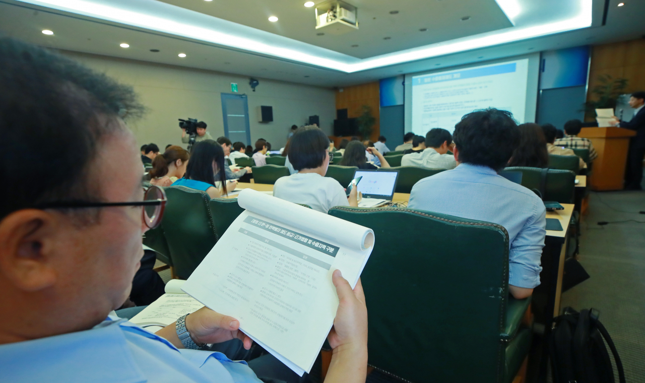 서울 강남구 삼성동 한국무역협회 중회의실에서 열린 '바이오-화장품 분야 일본 수출규제 업계 설명회'에서 행사장을 가득 채운 참석자들이 일본 수출 규제에 대한 설명을 경청하고 있다. [연합]