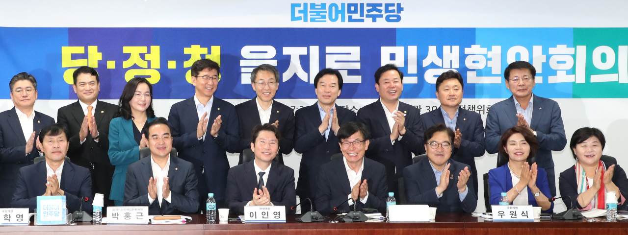 더불어민주당 이인영 원내대표(앞줄 오른쪽 다섯번째), 김상조 청와대 정책실장(앞줄 왼쪽 네번째) 등 참석자들이 지난 7월 11일 오전 국회 의원회관에서 열린 ‘제4차 당정청 을지로 민생현안회의’에 참석해 기념촬영을 하고 있다. [연합]