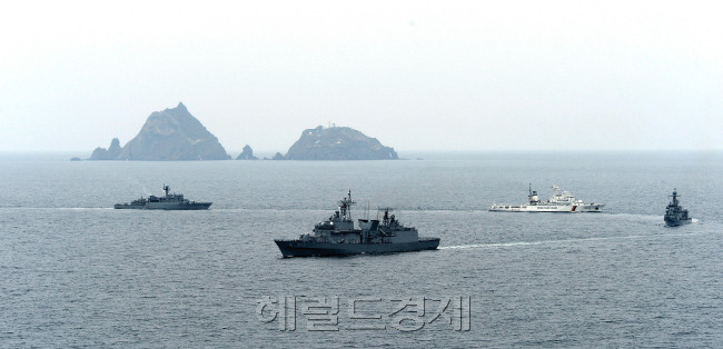 군이 대법원의 강제징용 피해자 배상 판결 이후 한일관계를 고려해 시기를 조율해왔던 독도방어훈련을 이달 중 실시하는 방안을 적극 검토중인 것으로 알려졌다. 독도방어훈련 자료사진. [헤럴드DB]