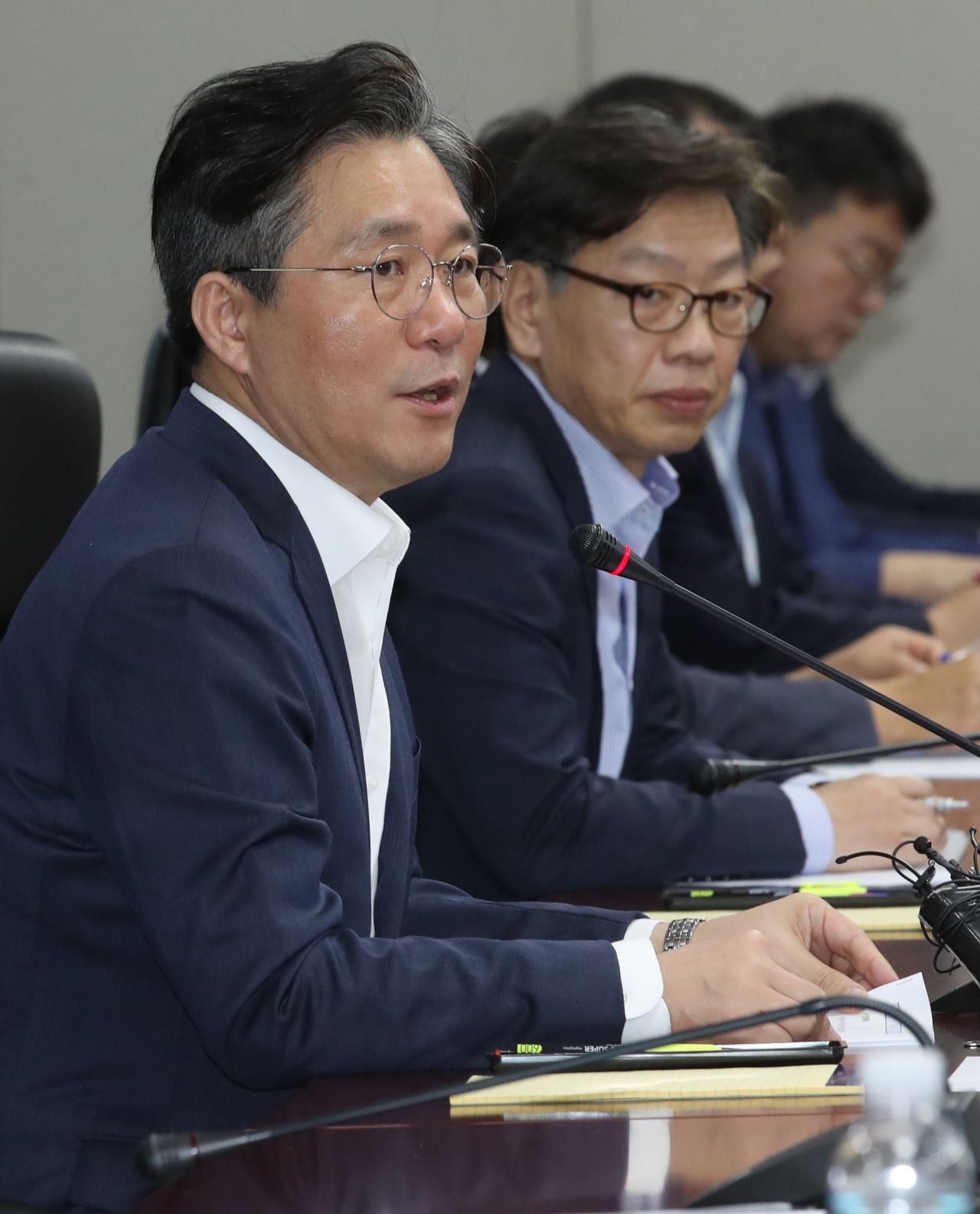 성윤모 산업통상자원부 장관이 4일 오전 서울 종로구 무역보험공사에서 열린 '일본 수출 규제에 따른 업종별 영향 점검 회의'에서 발언을 하고 있다. ［연합］