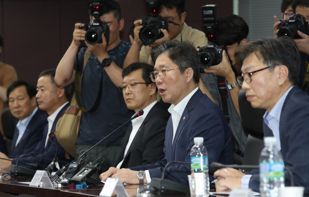성윤모 산업통상자원부 장관이 4일 오전 서울 종로구 무역보험공사에서 열린 ‘일본 수출 규제에 따른 업종별 영향 점검 회의’에서 발언을 하고 있다. [연합]