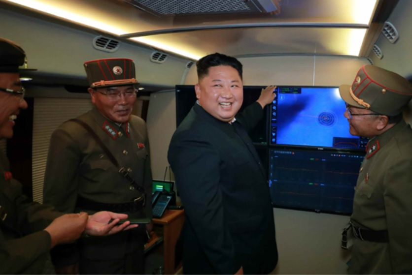 한국과 미국이 5일부터 연합군사연습에 돌입하는 가운데 이에 반발하는 북한의 추가 도발 가능성이 제기된다. 김정은 북한 국무위원장이 지난 2일 새로 개발한 대구경조종방사포 시험사격을 참관하고 있다. [헤럴드DB]