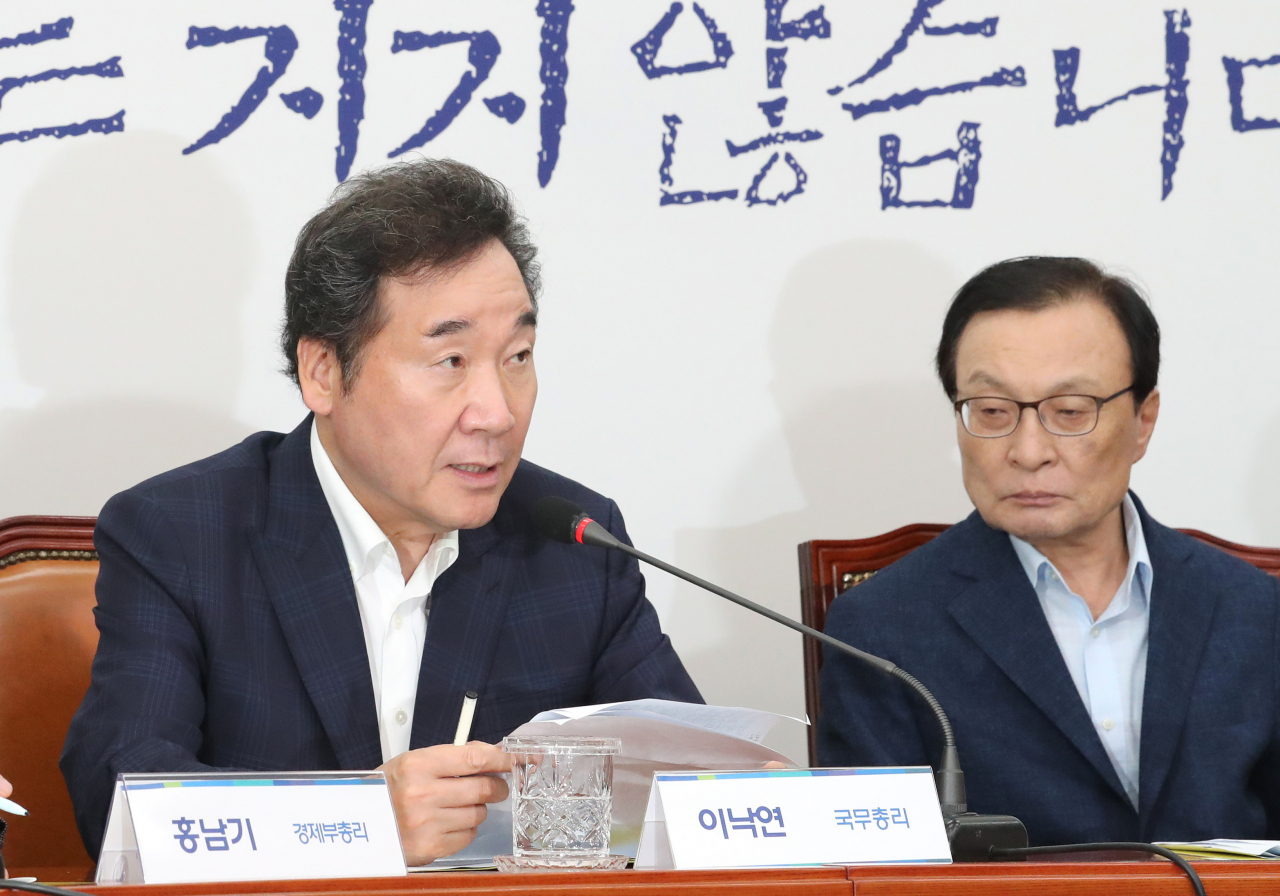 이낙연 국무총리가 4일 오후 국회에서 일본의 화이트리스트(백색국가 명단) 배제 조치에 따른 대응방안을 논의하는 고위 당·정·청 협의회에서 발언하고 있다. 오른쪽은 이해찬 대표.［연합］