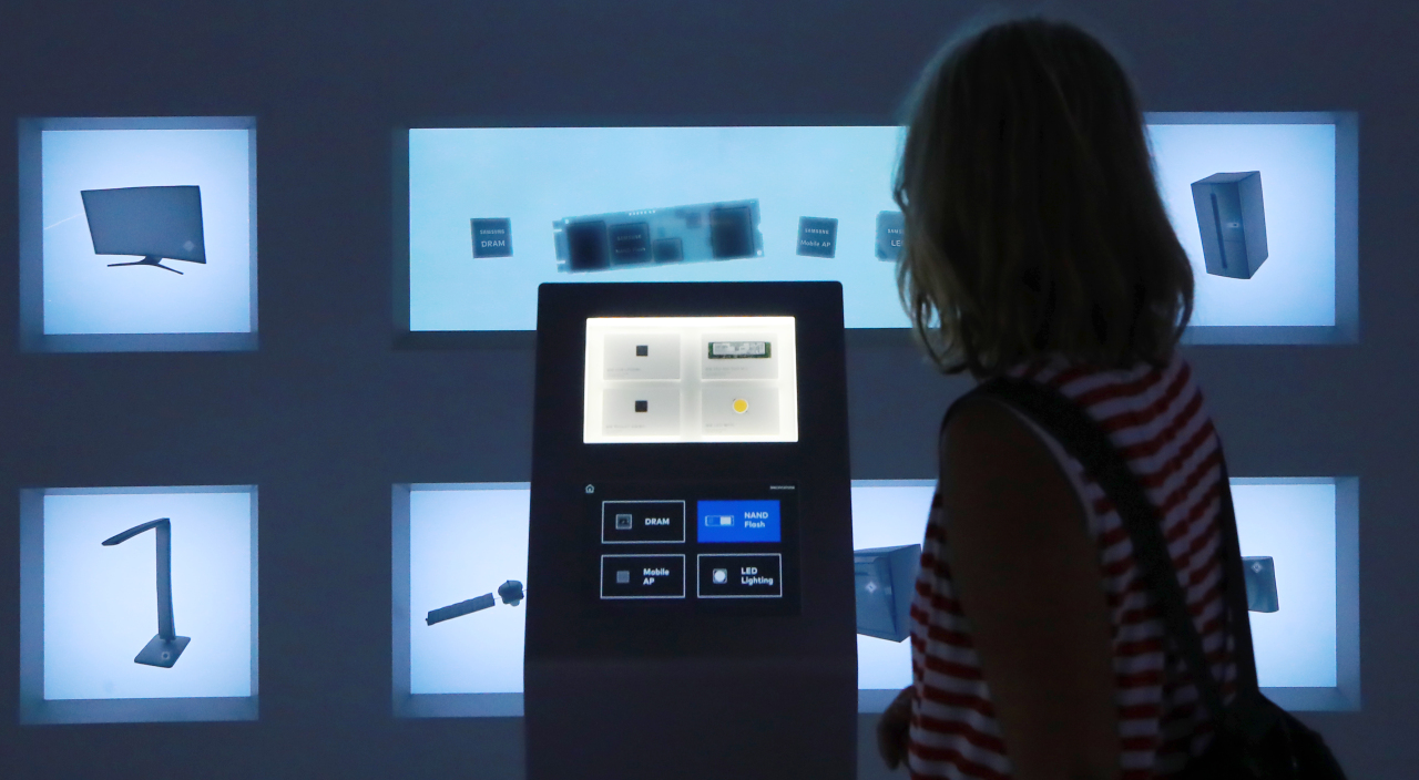 A visitor looks at a semiconductor exhibition at the Samsung Electronics building in Seocho-dong. (Yonhap)