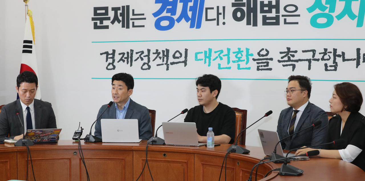 지난달 31일 오후 국회 바른미래당 원내대표실에서 열린 바른미래당 혁신위원회 간담회에서 권성주 혁신위원(왼쪽 두번째)이 모두발언하고 있다. [연합]