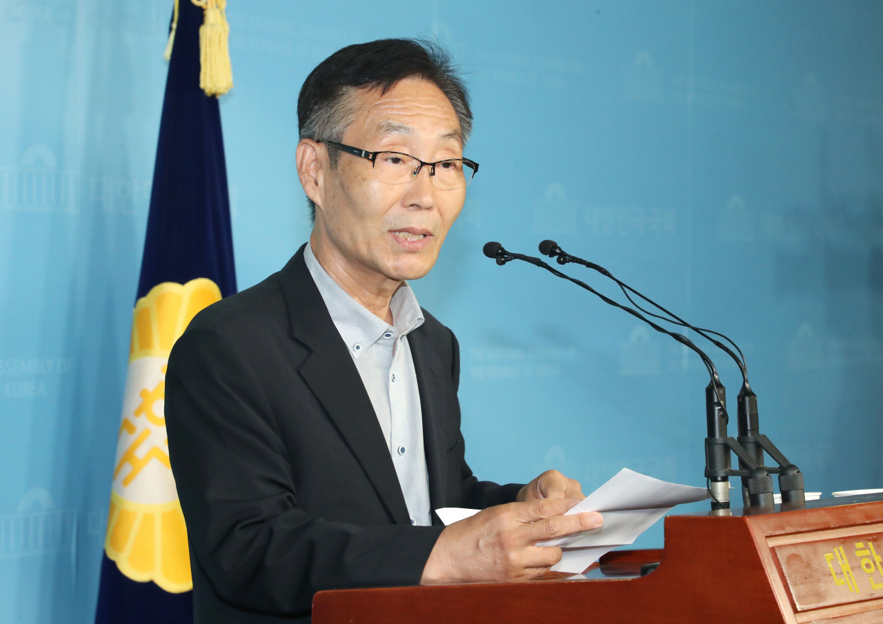 주대환 바른미래당 전 혁신위원장이 지난 4일 오후 국회 정론관에서 기자회견을 열고 소회를 밝히고 있다. [연합]