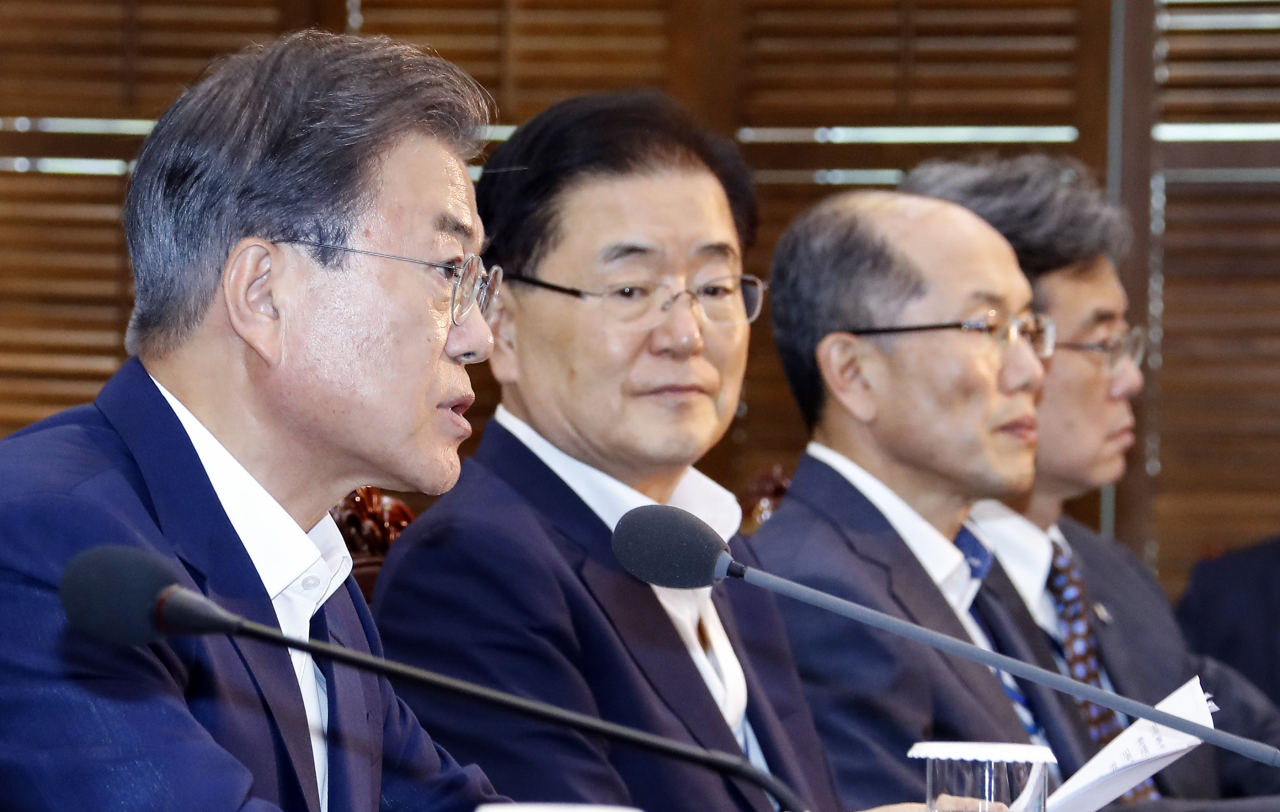 문재인 대통령이 지난달 22일 오후 청와대에서 열린 수석·보좌관회의에서 발언하고 있다. [연합]
