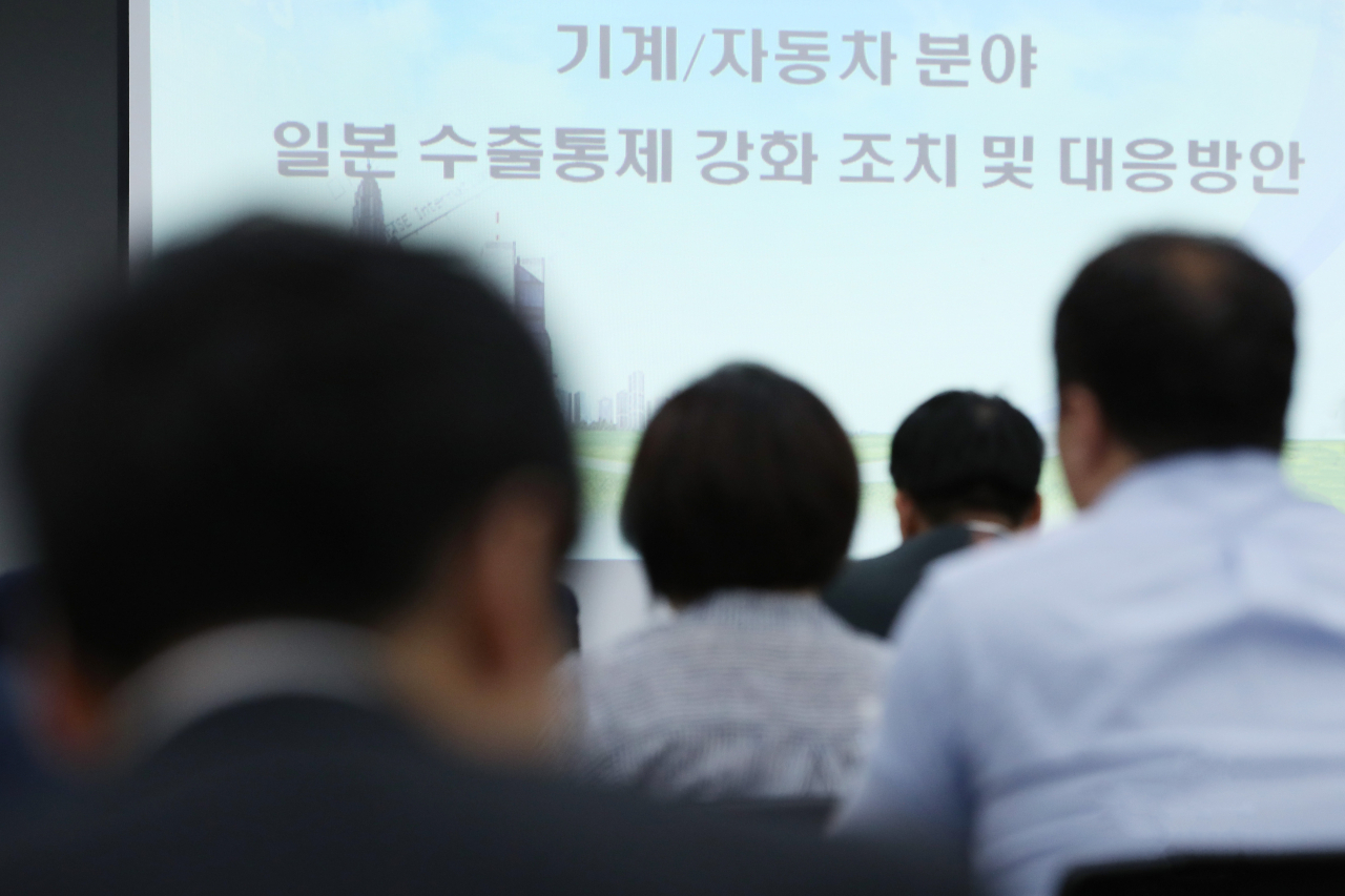 서울 영등포구 기계회관에서 지난달 31일 열린 일본 수출 규제 관련 기계 업계 설명회에서 참석자들이 ‘기계·자동차 분야 일본수출업계 강화 조치 및 대응방안’ 발표를 경청하고 있다. [연합]