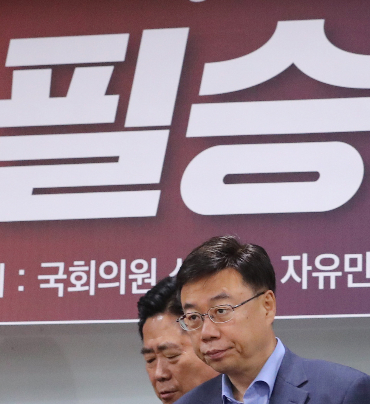 신상진 자유한국당 신정치혁신특별위원회 위원장(앞)이 지난 6월13일 국회 의원회관에서 열린 심재철 의원 주최 ‘내년 총선 필승 전략, 고성국 박사 초청 조찬특강’에 참석해 있다. [연합]