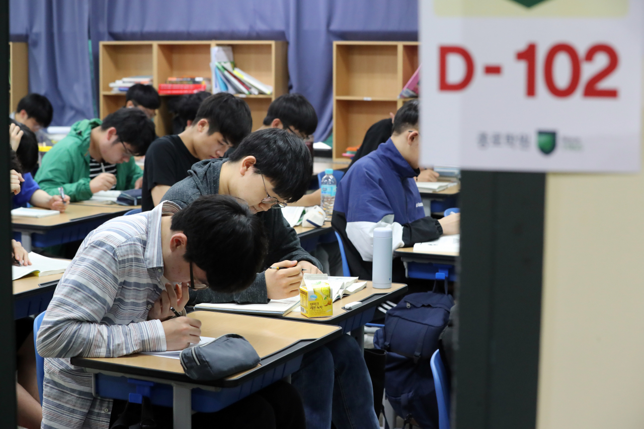 오는 6일로 2020 대학수학능력시험이 100일 앞으로 다가왔다. 지난 4일 서울 양천구 목동종로학원에서 휴일임에도 수험생들이 학원에 나와 자습하고 있다. [연합]