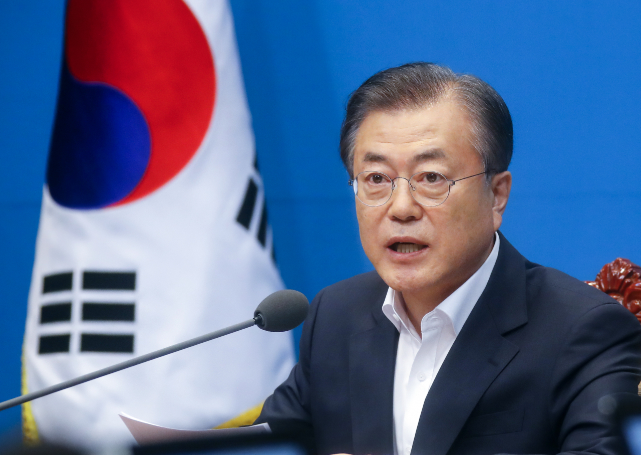 문재인 대통령이 2일 오후 청와대에서 일본의 추가 경제 보복 조치에 대한 대응방안을 논의하기 위해 열린 임시 국무회의에서 발언하고 있다. 이날 국무회의는 일본이 이날 오전 각의에서 한국을 화이트리스트에서 제외한 이후 이뤄졌다. [연합]