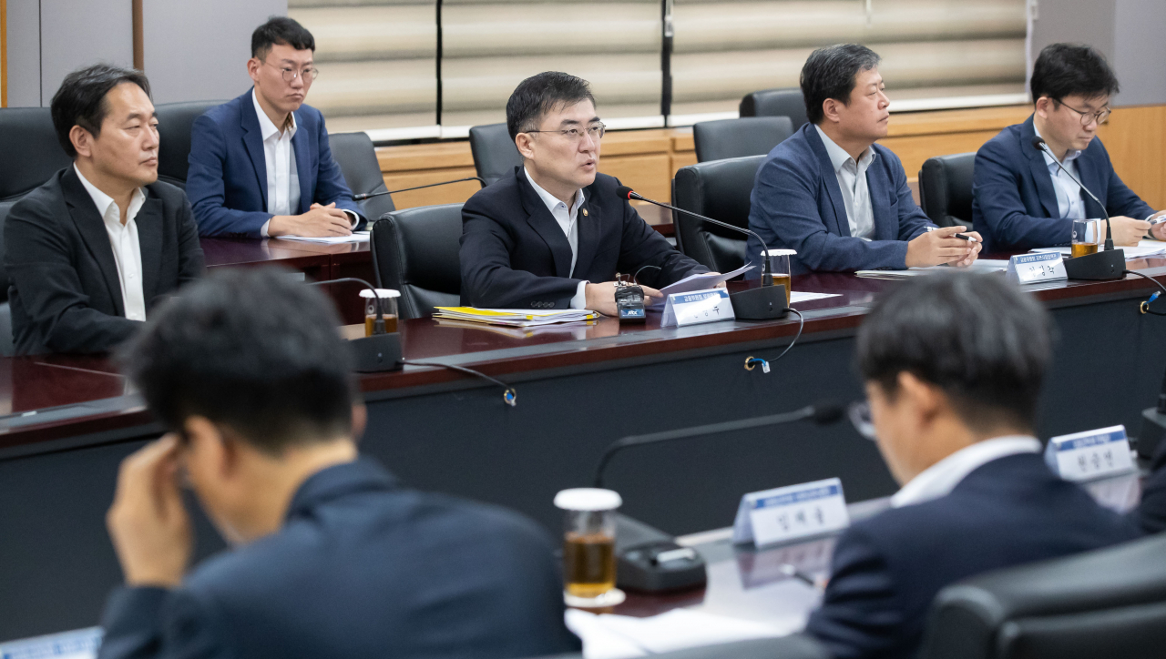 손병두 금융위원회 부위원장이 5일 정부서울청사에서 기획재정부와 한국은행, 금융감독원, 한국거래소, 국제금융센터 등 관계자들과 금융상황 점검회의를 열고 있다.