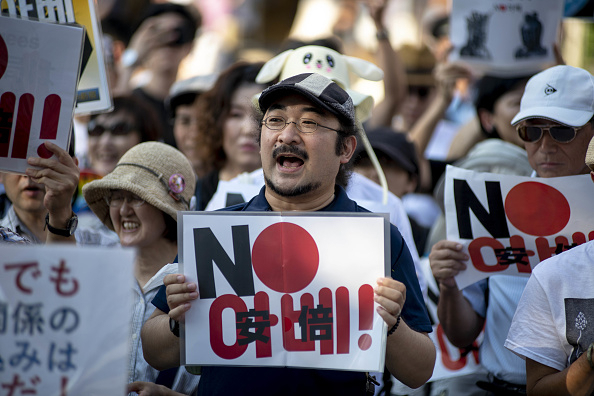 한국 시민의 ‘NO아베’ 움직임에 연대하는 일본 시민들이 4일 오후 신주쿠(新宿) 아루타 마에에서 반(反) 아베 집회를 열고 있다.[게티이미지]