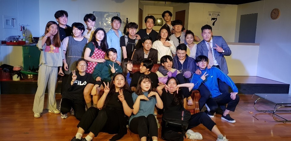 지난 4일 끝난 포항바다국제연극제에서 '돌날'로 최우수작품상을 받은 호산대 연기과 학생들.[호산대 제공]