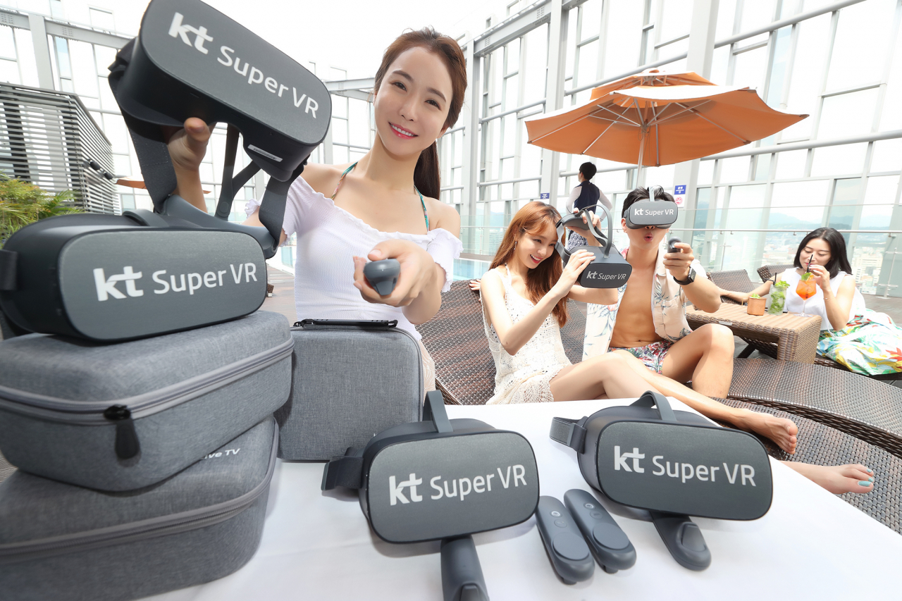 KT 모델들이 노보텔 앰배서더 동대문에서 체험할 수 있는 ‘슈퍼VR’을 소개하고 있다. [KT 제공]
