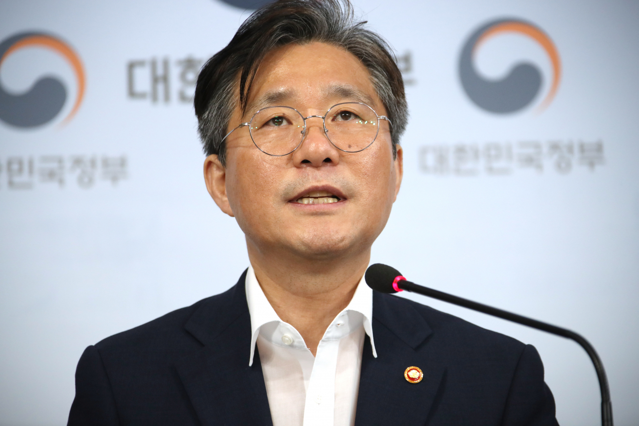성윤모 산업통상자원부 장관이 5일 오전 정부서울청사 브리핑룸에서 대외의존형 산업구조 탈피를 위한 '소재·부품·장비 경쟁력 강화대책'을 발표하고 있다.［연합］