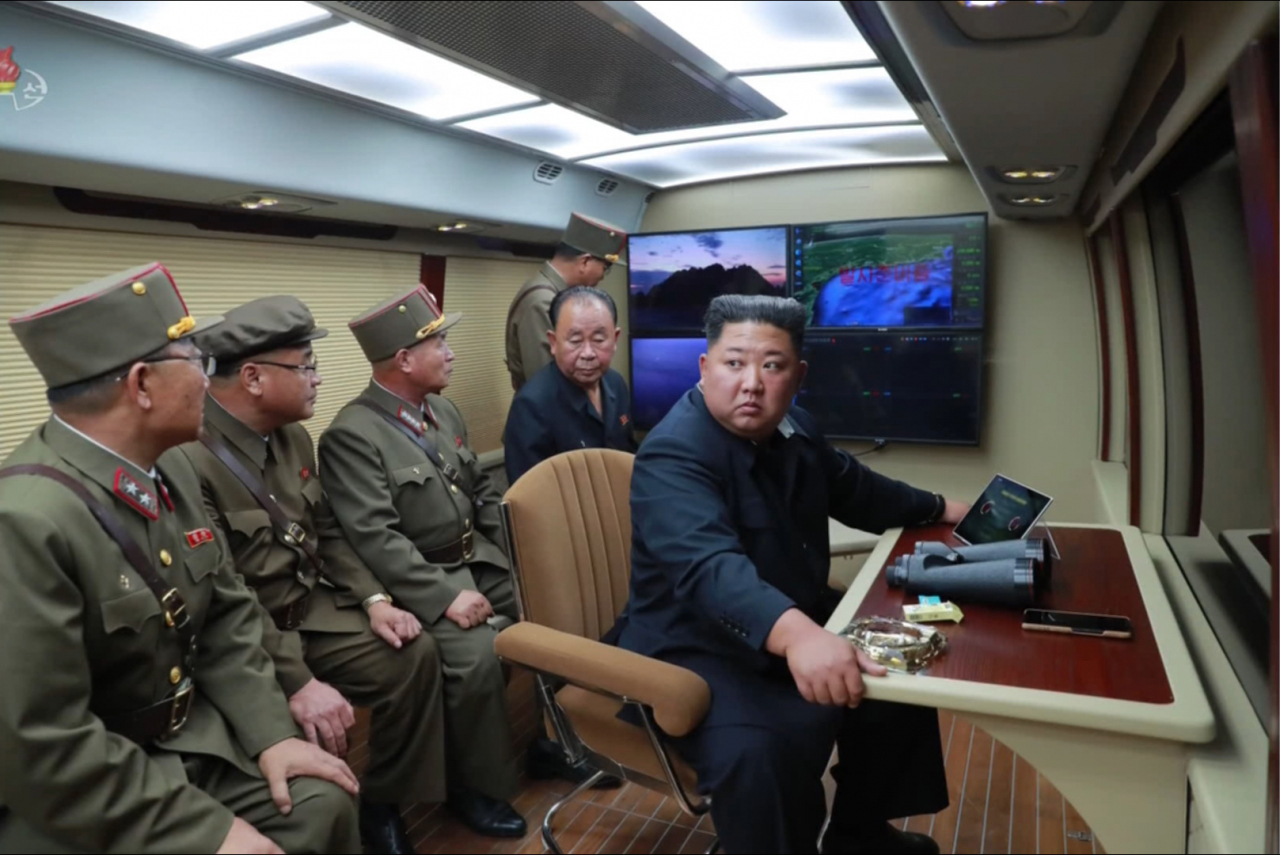 김정일 북한 국무위원장이 지난 31일 미사일 발사 현장을 참관하고 있다.[연합]