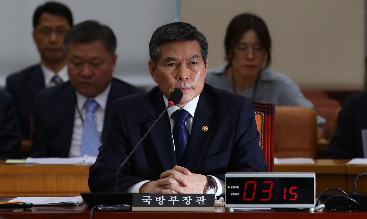 정경두 국방부 장관이 5일 여의도 국회에서 열린 국방위원회 전체회의에서 의원들 질문을 듣고 있다. 연합뉴스