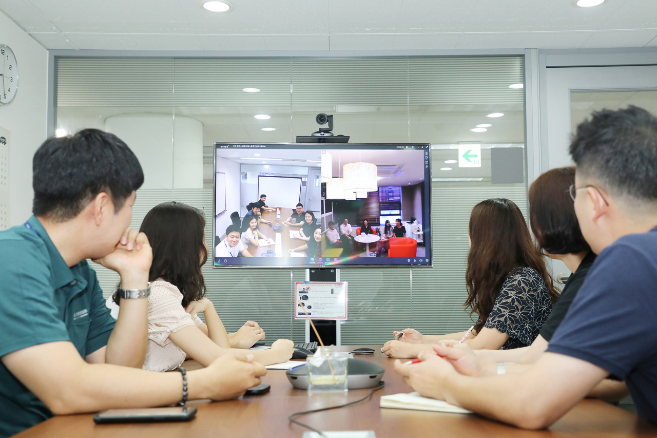 현대차증권 직원들이 5일 오픈한 스마트 컨퍼런스 시스템을 통해 본사와 지점간 화상회의를 진행하고 있다.