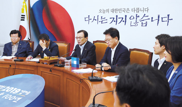 더불어민주당 이해찬 대표가 5일 오전 국회에서 열린 최고위원회의에서 발언하고 있다. 등 뒤로 최근 일본의 화이트리스트 제외로 촉발된 한일경제전쟁과 관련한 ‘다시는 지지 않습니다’라는 글귀가 눈에 띈다. [연합]