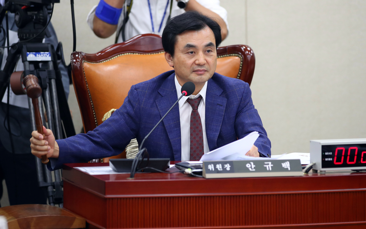 더불어민주당 소속 안규백 국방위원장이 5일 여의도 국회에서 열린 국방위원회 전체회의에서 의사봉을 두드리고 있다. [연합]