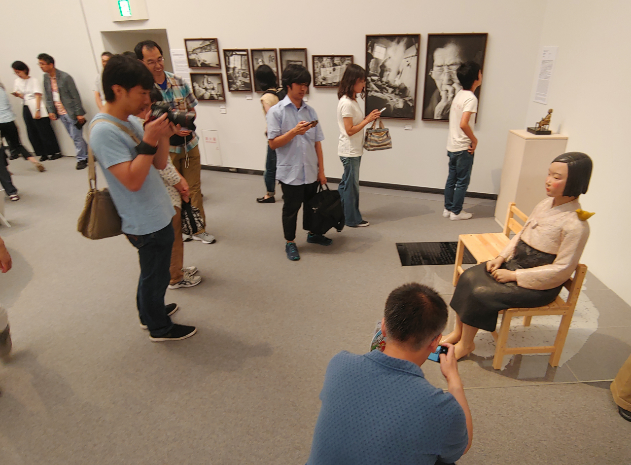 지난 3일 일본 아이치(愛知)현 나고야(名古屋)시 아이치현문화예술센터 8층 전시장에 놓인 '평화의 소녀상' 앞에서 일본 시민들이 관람하고 있다. [연합]