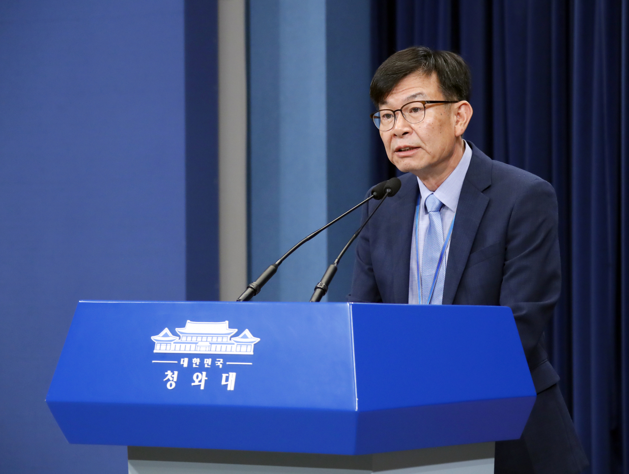 청와대 김상조 정책실장이 지난달 14일 오후 춘추관 대브리핑룸에서 내년도 최저임금 결정과 관련한 청와대의 입장을 밝히고 있다. [연합]