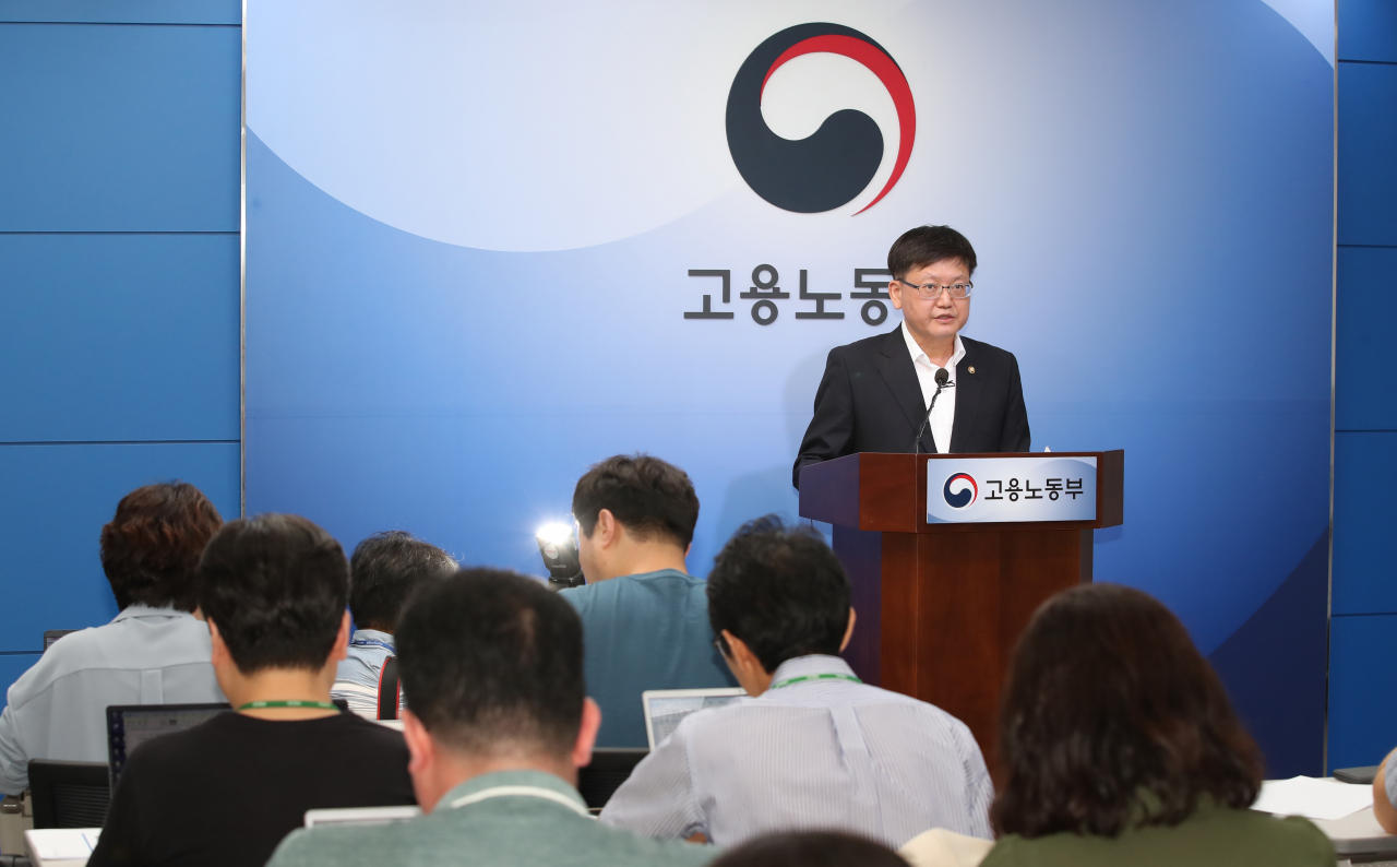 임서정 고용노동부 차관이 5일 오전 정부세종청사에서 최저임금 고시 관련 브리핑을 하고 있다. 고용노동부는 이날 내년도 최저임금을 8590원으로 결정했다는 내용의 고시를 관보에 게재했다. [연합]