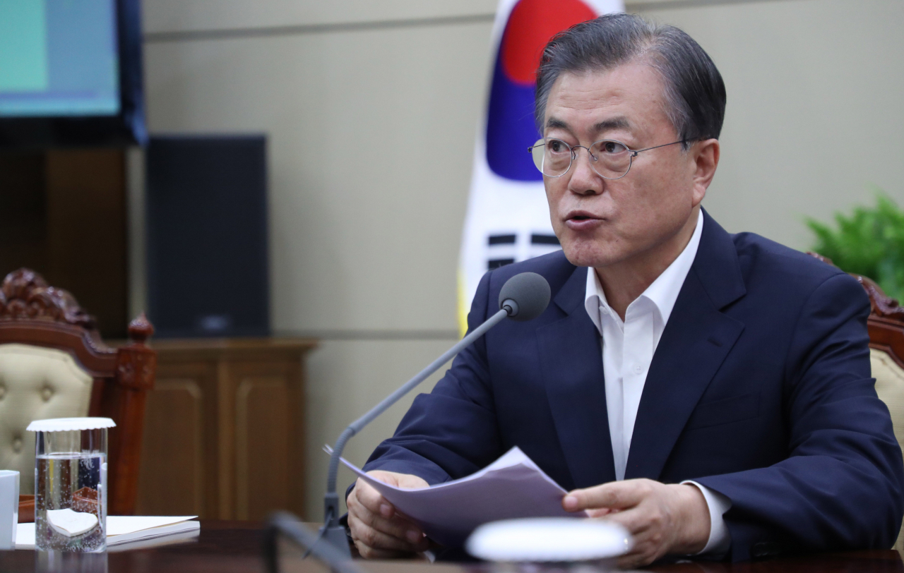 문재인 대통령이 5일 오후 청와대에서 수석·보좌관 회의를 주재하고 있다. 지난 2일 일본 화이트리스트 관련 긴급 국무회의 소집 후 사흘 만의 공식 회의 발언이다. [연합]