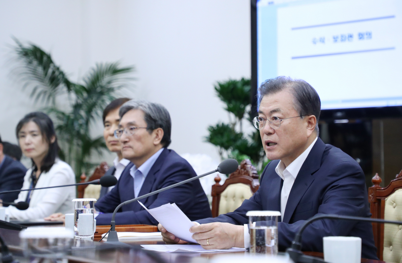 문재인 대통령이 5일 오후 청와대에서 수석·보좌관 회의를 주재하고 있다. 지난 2일 일본 화이트리스트 관련 긴급 국무회의 소집 후 사흘 만의 공식 회의 발언이다. [연합]