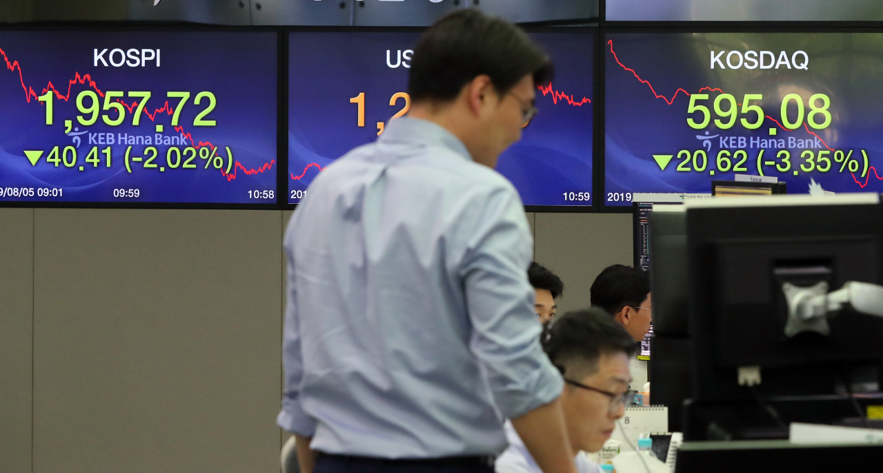 An electronic index board at the dealing room of KEB Hana Bank headquarters in central Seoul shows the Kospi and Kosdaq prices. (Yonhap)